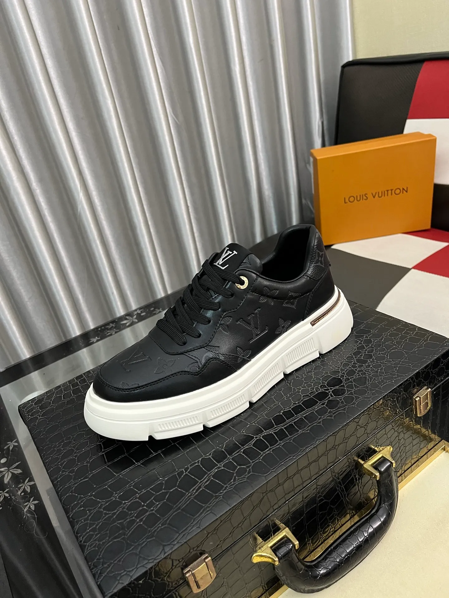 Men's shoes💰420⌚️⌚️"LOUI* VUITTO*" popular men's casual shoes, genuine Italian development💯purchasing level quality✔️The upper is made of official website material first-layer cowhide, comfortable and soft sheepskin feet⚡️Fashionable and versatile. The toe last shape is firm and full, and the soles are made from LV original molds and can be moved in and out of the counter at will. Light and comfortable on the foot~purely handmade, details determine quality! Size:38-442️⃣Colors available